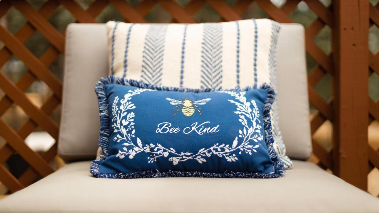 Charming Blue Farmhouse Cabin Duck Creek Village Екстериор снимка