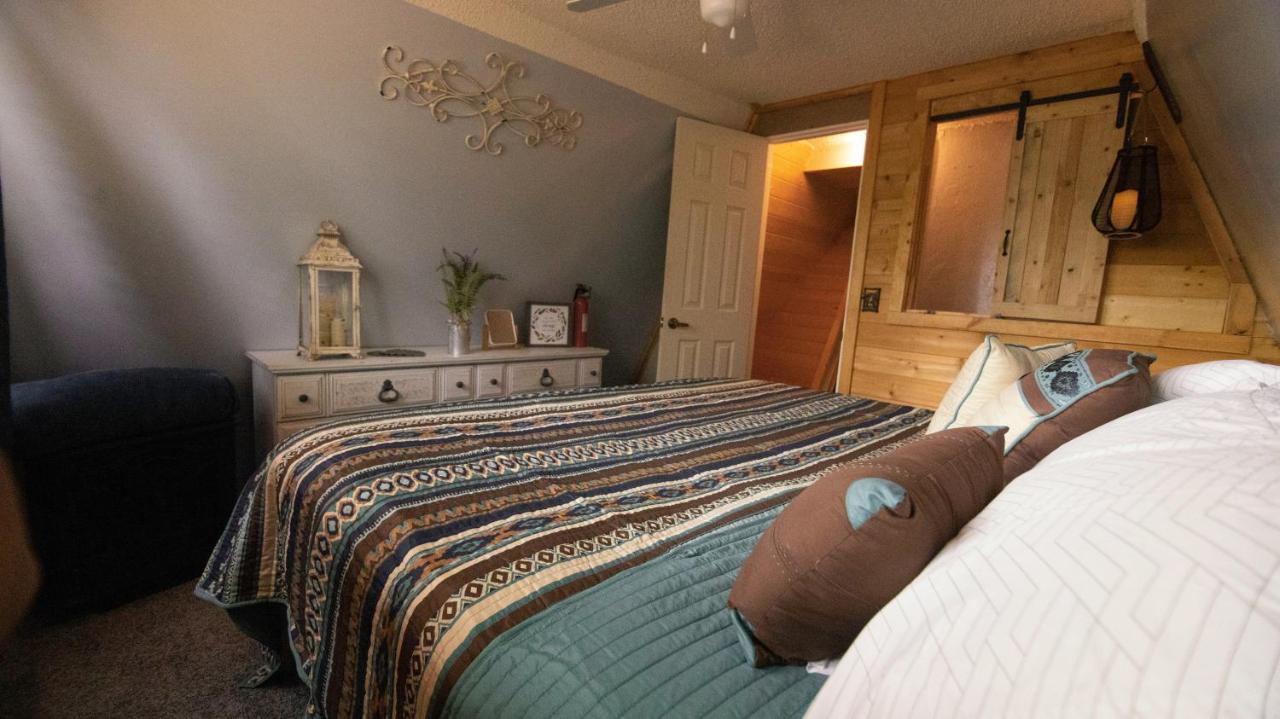 Charming Blue Farmhouse Cabin Duck Creek Village Екстериор снимка